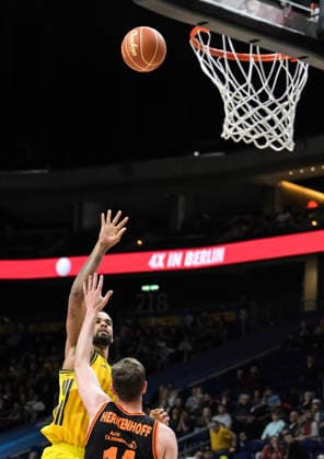 17 05 2026, xlakx, Basketball easyCredit BBL Bundesliga Playoffs, Alba Berlin SC Rasta Vechta v l Norris Agbakoko Alba Berlin goes for the basket Berlin