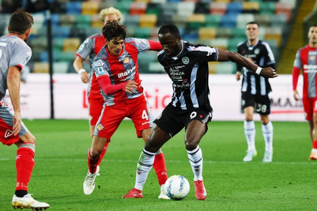 Udinese s Keinan Davis fights for the ball with Cremonese s Tommaso Barbieri during the Serie A soccer match between Udinese and Cremonese at the Bluenergy Stadium in Udine, north east Italy - Sunday, May 17,2026 - soccer  Copyright: xAndreaxBressanutti LaPressex