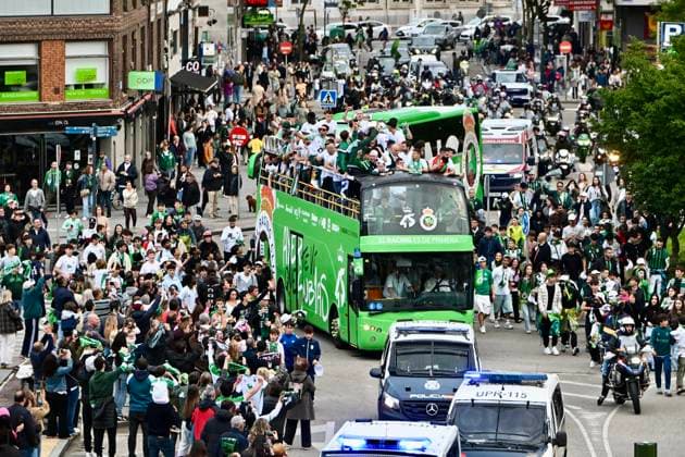 Sport Bilder des Tages El Racing de Santander celebra con su afición su ascenso a Primera Celebración de la subida del Racing de Santander a Primera División de LaLiga, a 17 de mayo de 2026, en Santander, Cantabria (Espana). Jugadores, cuerpo técnico y directiva han recorrido la ciudad a bordo de un autobús descapotable de dos pisos para compartir el ascenso con miles de seguidores. 17 MAYO 2026;RACING;SANTANDER;FUTBOL;PRIMERA;DIVISIÓN;ASCENSO;CANTABRIA;LIGA Santander (Cantabria) Santander (Cantabria) Espana *** Racing Santander celebrates with its fans its promotion to the First Division Celebration of Racing Santanders promotion to the First Division of LaLiga, on May 17, 2026, in Santander, Cantabria Spain Players, coaching staff and management have toured the city aboard an open-top double-decker bus to share the promotion with thousands of fans 17 MAY 2026 RACING SANTANDER FUTBOL PRIMERA DIVISIÓN ASCENSO CANTABRIA LIGA Santander Cantabria Santander Cantabria Cantabria Spain  Copyright: xNachoxCuberox 7530503