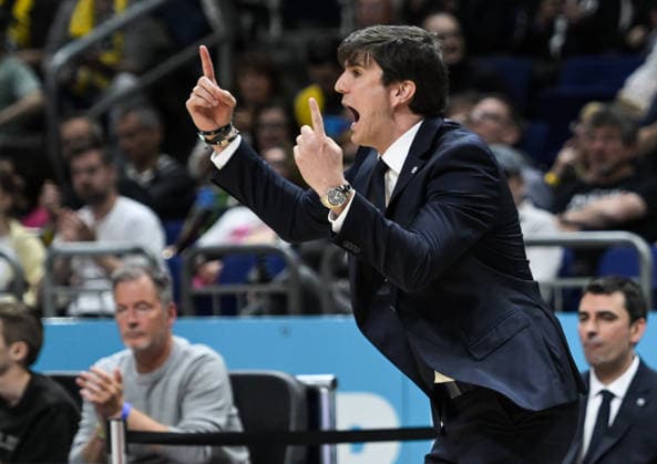 17 05 2026, xlakx, Basketball easyCredit BBL Bundesliga Playoffs, Alba Berlin SC Rasta Vechta v l Pedro Calles Alba Berlin coach gives instructions, gesticulates with his arms, gesticulate, gives instructions Berlin