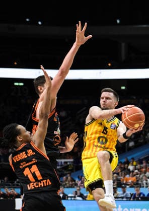 17 05 2026, xlakx, Basketball easyCredit BBL Bundesliga Playoffs, Alba Berlin SC Rasta Vechta v l Alonzo Verge Rasta Vechta , Martin Hermannsson Alba Berlin duel, duel, fight, tackle Berlin
