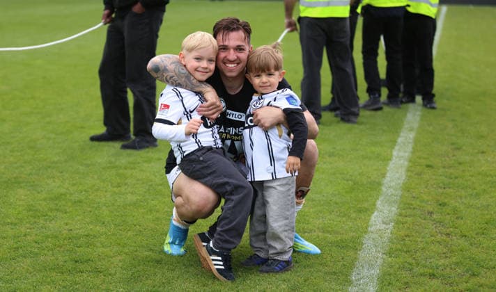 17 05 2026, Football, Men, 2 Bundesliga, Season 2025 2026, SV 07 Elversberg SC Preußen Münster, Luca Schnellbacher SV 07 Elversberg with his children Elversberg Ursapharm Arena an der Kaiserlinde Saarland Germany DEU Copyright: xSebastianxBachx