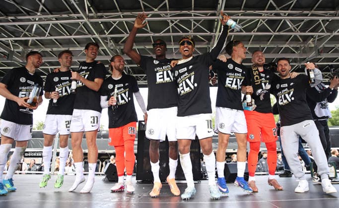 17 05 2026, Football, Men, 2 Bundesliga, Season 2025 2026, SV 07 Elversberg SC Preußen Münster, The SV 07 Elversberg team celebrates promotion to the 1 Bundesliga Elversberg Ursapharm Arena an der Kaiserlinde Saarland Germany DEU Copyright: xSebastianxBachx