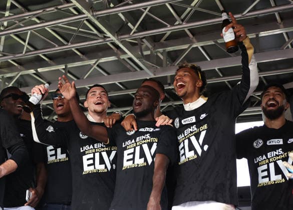 17 05 2026, Football, Men, 2 Bundesliga, Season 2025 2026, SV 07 Elversberg SC Preußen Münster, The SV 07 Elversberg team celebrates promotion to the 1 Bundesliga on a stage, Felix Keidel SV 07 Elversberg , Amara Conde SV 07 Elversberg , Bambase Conte SV 07 Elversberg Elversberg Ursapharm Arena an der Kaiserlinde Saarland Germany DEU Copyright: xSebastianxBachx