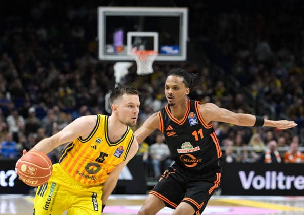 17 05 2026, xlakx, Basketball easyCredit BBL Bundesliga Playoffs, Alba Berlin SC Rasta Vechta v l Martin Hermannsson Alba Berlin , Alonzo Verge Rasta Vechta duel, duel, fight, tackle Berlin