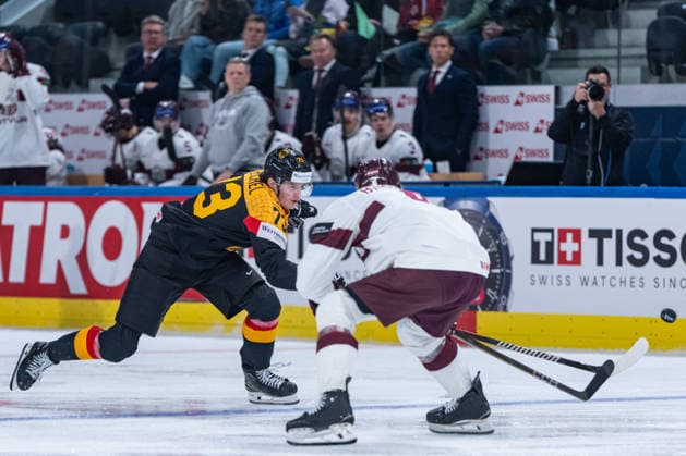 ZURICH, SWITZERLAND - MAY 17: Lukas Reichel (Germany, 73) in the battle for the puck with Kristofers Bindulis (Lativa, 4) during the Preliminary Round - Group A Match 15 between Germany and Latvia at the IIHF Ice hockey, Eishockey World Championship, WM, Weltmeisterschaft 2026, Swiss Life Arena on May 17, 2026 in Zurich, Switzerland. Zurich Switzerland Copyright: xTimoxSteinx