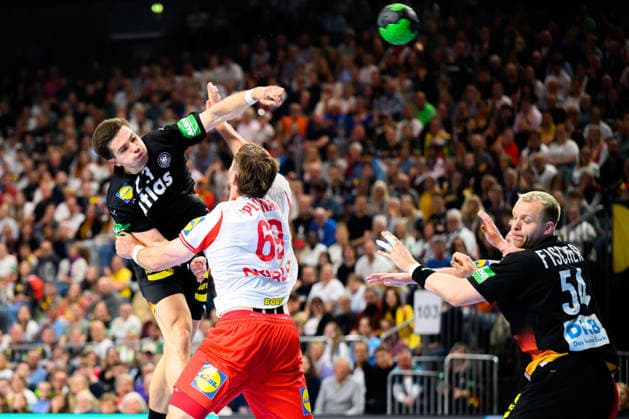 Koeln: Handball Laenderspiel - Deutschland - Daenemark Renars Uscins (Deutschland), Daenemarks Steven Jacobsen, Justus Fischer (Deutschland) Koeln Lanxess Arena Deutschland *** Cologne Handball Laenderspiel Germany Denmark Renars Uscins Germany , Denmarks Steven Jacobsen, Justus Fischer Germany Cologne Lanxess Arena Germany
