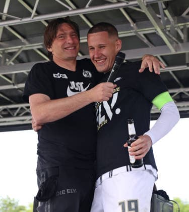17 05 2026, Football, Men, 2 Bundesliga, Season 2025 2026, SV 07 Elversberg SC Preußen Münster, The SV 07 Elversberg team celebrates promotion to the 1 Bundesliga on a stage, Coach Vincent Wagner SV 07 Elversberg and Lukas Pinckert SV 07 Elversberg Elversberg Ursapharm Arena an der Kaiserlinde Saarland Germany DEU Copyright: xSebastianxBachx