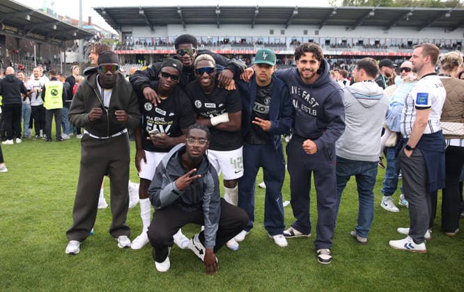 17 05 2026, Football, Men, 2 Bundesliga, Season 2025 2026, SV 07 Elversberg SC Preußen Münster, Raif Adam SV 07 Elversberg and David Mokwa SV 07 Elversberg pose with friends after promotion to 1 Bundesliga Elversberg Ursapharm Arena an der Kaiserlinde Saarland Germany DEU Copyright: xSebastianxBachx