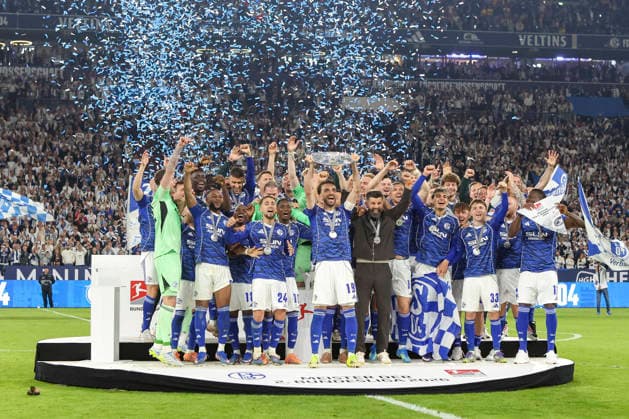 17 05 2026, GER, Football, Men, 2 BL, Season 2025 2026, FC Schalke 04 Eintracht Braunschweig Kenan Karaman S04 holds the championship trophy of the 2 Bundesliga in the air Gelsenkirchen VELTINS Arena Nordrhein Westfalen Germany Copyright: xAdrianxSchlüterx