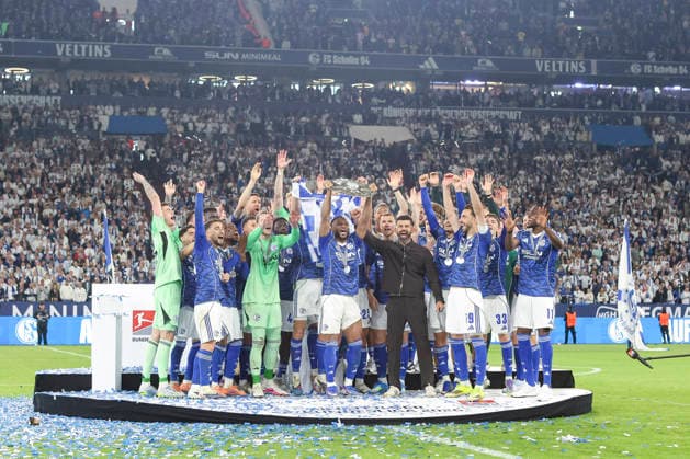 17 05 2026, GER, Football, Men, 2 BL, Season 2025 2026, FC Schalke 04 Eintracht Braunschweig Moussa Sylla S04 holds the championship trophy of the 2 Bundesliga in the air Gelsenkirchen VELTINS Arena Nordrhein Westfalen Germany Copyright: xAdrianxSchlüterx