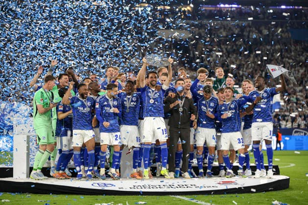 17 05 2026, GER, Football, Men, 2 BL, Season 2025 2026, FC Schalke 04 Eintracht Braunschweig Kenan Karaman S04 holds the championship trophy of the 2 Bundesliga in the air Gelsenkirchen VELTINS Arena Nordrhein Westfalen Germany Copyright: xAdrianxSchlüterx
