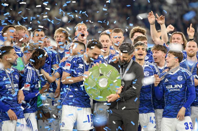 17 05 2026, GER, Football, Men, 2 BL, Season 2025 2026, FC Schalke 04 Eintracht Braunschweig Kenan Karaman S04 and coach Miron Muslic S04 hold the championship trophy of the 2 Bundesliga together Gelsenkirchen VELTINS Arena Nordrhein Westfalen Germany Copyright: xAdrianxSchlüterx