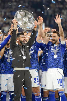 17 05 2026, GER, Football, Men, 2 BL, Season 2025 2026, FC Schalke 04 Eintracht Braunschweig Coach Miron Muslic S04 holds the championship trophy of the 2 Bundesliga in the air Gelsenkirchen VELTINS Arena Nordrhein Westfalen Germany Copyright: xAdrianxSchlüterx