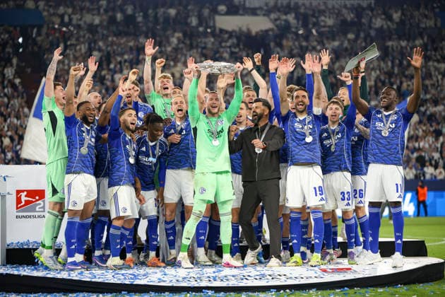 17 05 2026, GER, Football, Men, 2 BL, Season 2025 2026, FC Schalke 04 Eintracht Braunschweig Loris Karius S04 holds the championship trophy of the 2 Bundesliga in the air Gelsenkirchen VELTINS Arena Nordrhein Westfalen Germany Copyright: xAdrianxSchlüterx