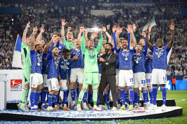 17 05 2026, GER, Football, Men, 2 BL, Season 2025 2026, FC Schalke 04 Eintracht Braunschweig Loris Karius S04 holds the championship trophy of the 2 Bundesliga in the air Gelsenkirchen VELTINS Arena Nordrhein Westfalen Germany Copyright: xAdrianxSchlüterx