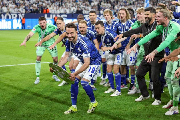 17 05 2026, GER, Soccer, Men, 2 BL, Season 2025 2026, FC Schalke 04 Eintracht Braunschweig Kenan Karaman S04 with the championship trophy in his hand Gelsenkirchen VELTINS Arena Nordrhein Westfalen Germany Copyright: xAdrianxSchlüterx