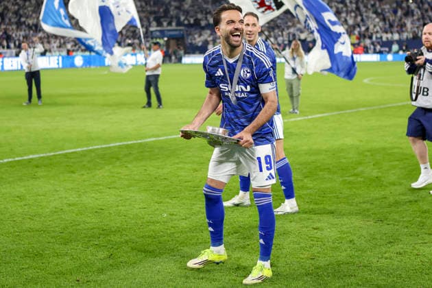 17 05 2026, GER, Football, Men, 2 BL, Season 2025 2026, FC Schalke 04 Eintracht Braunschweig Kenan Karaman S04 smiles, laughs with the championship trophy in his hand Gelsenkirchen VELTINS Arena Nordrhein Westfalen Germany Copyright: xAdrianxSchlüterx