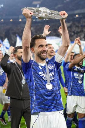 17 05 2026, GER, Football, Men, 2 BL, Season 2025 2026, FC Schalke 04 Eintracht Braunschweig Kenan Karaman S04 holds up the championship trophy of the 2 Bundesliga Gelsenkirchen VELTINS Arena Nordrhein Westfalen Germany Copyright: xAdrianxSchlüterx