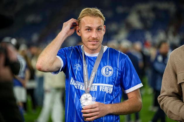 17 05 2026, GER, Soccer, Men, 2 BL, Season 2025 2026, FC Schalke 04 Eintracht Braunschweig Timo Becker S04 holds a beer and has the medal of the championship in the 2 Bundesliga around his neck and wears the jersey EINGETRAGENER VEREIN Gelsenkirchen VELTINS Arena Nordrhein Westfalen Germany Copyright: xAdrianxSchlüterx