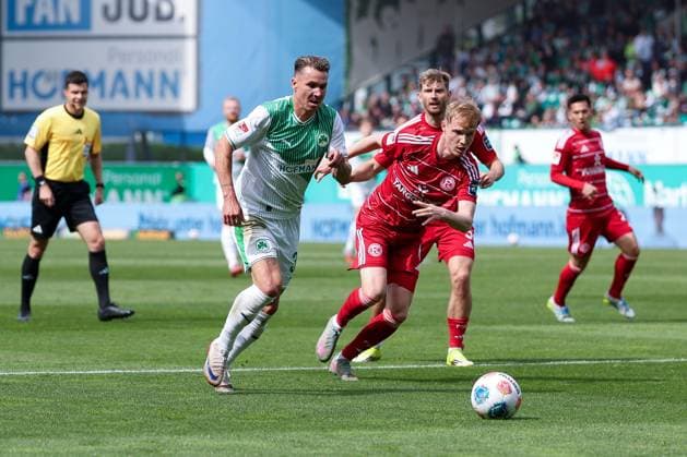 Felix Klaus 30 Spvgg Greuther Fuerth , left, curves around Tim Breithaupt 6 Fortuna Duesseldorf on the way to 2 0, SpVgg Greuther Fuerth vs Fortuna Duesseldorf, Football, Men, 2 Bundesliga, DFL, Season 2025 2026, 34 Matchday, Second round, 17 05 2026 DFB regulations prohibit any use of photographs as image sequences and or quasi video Fuerth Bayern Germany Copyright: xkolbert-press MartinxAgüerax