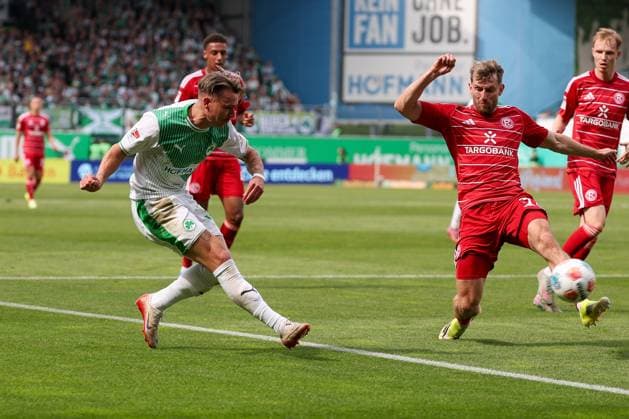 Felix Klaus 30 Spvgg Greuther Fuerth prepares the 3 0, Christopher Lenz 3 Fortuna Duesseldorf cannot stop the pass, SpVgg Greuther Fuerth vs Fortuna Duesseldorf, Football, Men, 2 Bundesliga, DFL, Season 2025 2026, 34 Matchday, Second round, 17 05 2026 DFB regulations prohibit any use of photographs as image sequences and or quasi video Fuerth Bayern Germany Copyright: xkolbert-press MartinxAgüerax