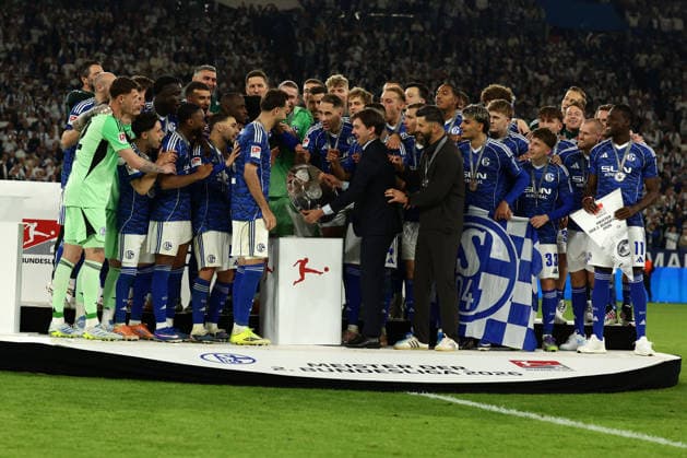 Gelsenkirchen, Germany, 17 05 26, The Schalke team receives the championship trophy during the Bundesliga 2 match between FC Schalke 04 Eintracht Braunschweig at the Veltins Arena in Gelsenkirchen Photo by Joachim Bywaletz DFB DFL REGULATIONS PROHIBIT ANY USE OF PHOTOGRAPHS AS IMAGE SEQUENCES AND OR QUASI VIDEO Copyright: JoachimxBywaletz xJB-Sportfoto