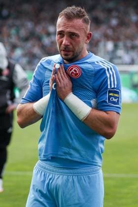 Florian Kastenmeier 33 Fortuna Duesseldorf crying with the fans, after relegation, dejection, disappointment, SpVgg Greuther Fuerth vs Fortuna Duesseldorf, Football, Men, 2 Bundesliga, DFL, Season 2025 2026, 34 Matchday, Second round, 17 05 2026 DFB regulations prohibit any use of photographs as image sequences and or quasi video Fuerth Bayern Germany Copyright: xkolbert-press MartinxAgüerax