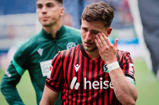 2 Bundesliga Hannover 96 vs 1 FC Nürnberg, 17 05 2026 Enzo Leopold Hannover 96, 8 has to fight with tears after the final whistle Football, 2 Bundesliga, 34 Matchday Hannover 96 vs 1 FC Nürnberg on 17 05 2026 at Heinz von Heiden Arena, Hannover DFL REGULATIONS PROHIBIT ANY USE OF PHOTOGRAPHS AS IMAGE SEQUENCES AND OR QUASI VIDEO Copyright: xBEAUTIFULxSPORTS Tonhäuserx