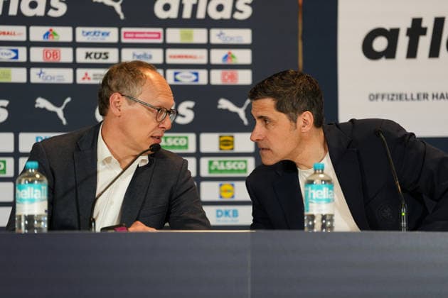 Mark Schober (Deutscher Handballbund, Vorstandsvorsitzender) spricht waehrend einer Pressekonferenz zum Stand des Verbandes mit Ingo Meckes (Deutscher Handballbund, Vorstand Deutscher Handballbund, Pressekonferenz, LanXESS Arena, Koeln, GER, 17.05.2026 Foto: HMB Media Scott W. Coleman Koeln LanXESS Arena Nordrhein-Westfalen GER Copyright: xScottxW.xColemanx