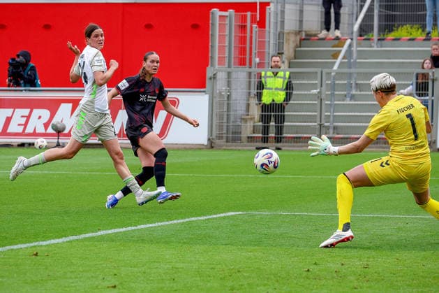 17 05 2026, xsscx, Women Soccer, Bayer 04 Leverkusen Werder Bremen, 1 Soccer Bundesliga, 26 Matchday, Ulrich Haberland Stadium, Season 2025 2026 Lara Schmidt Werder Bremen 24 in duel against Cornelia Kramer Bayer Leverkusen 07 DFB regulations prohibit any use of photographs as image sequences and or quasi video Photo xSandraxScherningxPressefotoKochx Nordrhein Westfalen Germany