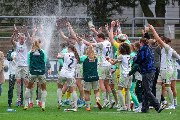 17 05 2026, xsscx, Women Soccer, Bayer 04 Leverkusen Werder Bremen, 1 Soccer Bundesliga, Matchday 26, Ulrich Haberland Stadium, Season 2025 2026 The Werder Bremen team celebrates their victory to 1 3 against Bayer Leverkusen with Chiara d Angelo Werder Bremen 2 , Larissa Mühlhaus Werder Bremen 7 , Lara Schmidt Werder Bremen 24 , Amira Arfaoui Werder Bremen 8 , Hanna Nemeth Werder Bremen 23 DFB regulations prohibit any use of photographs as image sequences and or quasi video Photo xSandraxScherningxPressefotoKochx Nordrhein Westfalen Germany