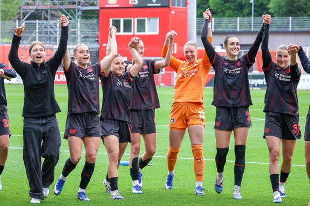 17 05 2026, xsscx, Women Soccer, Bayer 04 Leverkusen Werder Bremen, 1 Soccer Bundesliga, 26 Matchday, Ulrich Haberland Stadium, Season 2025 2026 The Bayer Leverkusen team celebrates the end of the season with the fans after the match with Rafaela Borggräfe Bayer Leverkusen 12 , Selina Ostermeier Bayer Leverkusen 02 , Carlotta Wamser Bayer Leverkusen 37 DFB regulations prohibit any use of photographs as image sequences and or quasi video Photo xSandraxScherningxPressefotoKochx Nordrhein Westfalen Germany