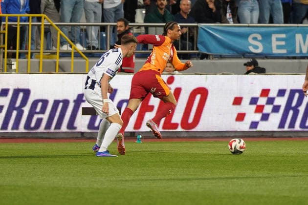 ISTANBUL, TURKEY - MAY 17: Andri Baldursson (16)of Kasimpasa and Leroy Sane (L) of Galatasaray during the Trendyol Turkish Süper League match between Kasimpasa SK and Galatasaray SK at Recep Tayyip Erdogan Stadium on May 17, 2026 in Istanbul, Turkey. (Photo by Seskimphoto ) Kasimpasa v Galatasaray -- Turkish Super League 