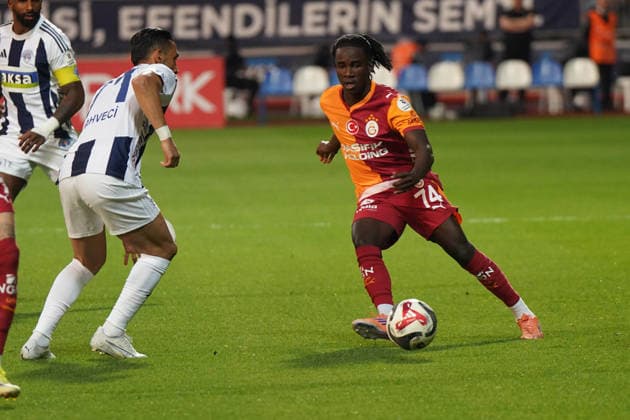 ISTANBUL, TURKEY - MAY 17: Irfan Can Kahveci (L) of Kasimpasa and Renato Nhaga (94) of Galatasaray during the Trendyol Turkish Süper League match between Kasimpasa SK and Galatasaray SK at Recep Tayyip Erdogan Stadium on May 17, 2026 in Istanbul, Turkey. (Photo by Seskimphoto ) Kasimpasa v Galatasaray -- Turkish Super League 