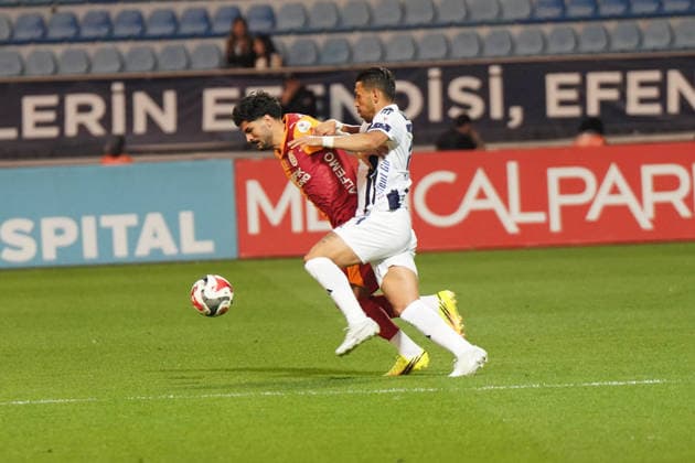 ISTANBUL, TURKEY - MAY 17: Irfan Can Kahveci (21) of Kasimpasa and Eren Elmali (L) of Galatasaray during the Trendyol Turkish Süper League match between Kasimpasa SK and Galatasaray SK at Recep Tayyip Erdogan Stadium on May 17, 2026 in Istanbul, Turkey. (Photo by Seskimphoto ) Kasimpasa v Galatasaray -- Turkish Super League 