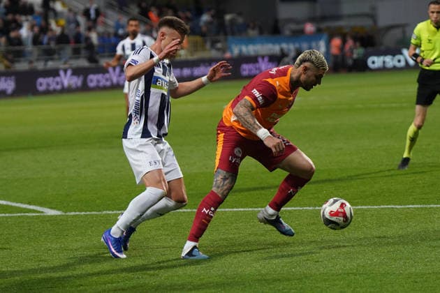ISTANBUL, TURKEY - MAY 17: Andri Baldursson (L) of Kasimpasa and Mauro Icardi (R) of Galatasaray during the Trendyol Turkish Süper League match between Kasimpasa SK and Galatasaray SK at Recep Tayyip Erdogan Stadium on May 17, 2026 in Istanbul, Turkey. (Photo by Seskimphoto ) Kasimpasa v Galatasaray -- Turkish Super League 