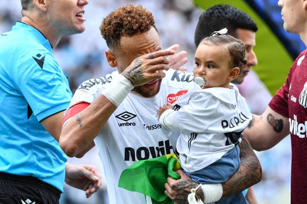 Santos x Coritiba SaO PAULO, SP - 17.05.2026: SANTOS X CORITIBA - Neymar Jr from Santos emotional with his daughter and holding a Brazilian flag during the match between Santos x Coritiba, valid for the sixteenth round of the 2026 Brazilian Football Championship, this Sunday (17), at Neo Quimica Arena, SP. (Photo: Roberto Casimiro Fotoarena) x2945364x  RobertoxCasimiro