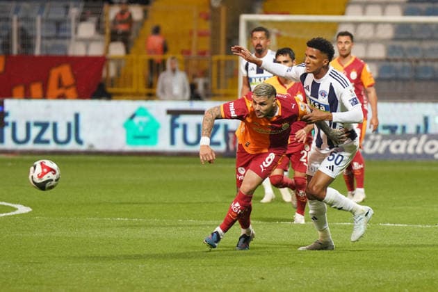 ISTANBUL, TURKEY - MAY 17: Rodrigue Becao (R) of Kasimpasa and Mauro Icardi (L) of Galatasaray during the Trendyol Turkish Süper League match between Kasimpasa SK and Galatasaray SK at Recep Tayyip Erdogan Stadium on May 17, 2026 in Istanbul, Turkey. (Photo by Seskimphoto ) Kasimpasa v Galatasaray -- Turkish Super League 
