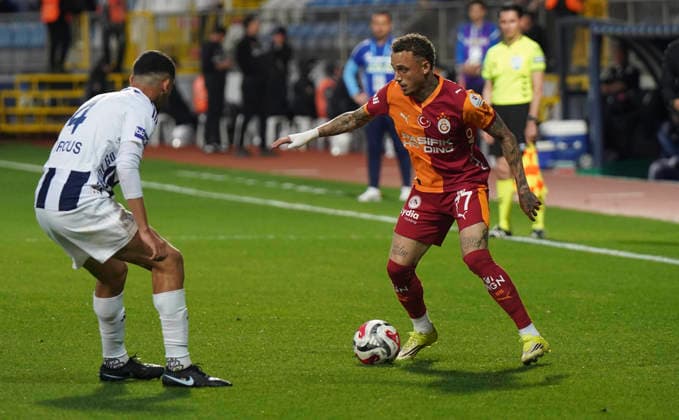 ISTANBUL, TURKEY - MAY 17: Adem Arous (4) of Kasimpasa and Nao Lang (77) of Galatasaray during the Trendyol Turkish Süper League match between Kasimpasa SK and Galatasaray SK at Recep Tayyip Erdogan Stadium on May 17, 2026 in Istanbul, Turkey. (Photo by Seskimphoto ) Kasimpasa v Galatasaray -- Turkish Super League 