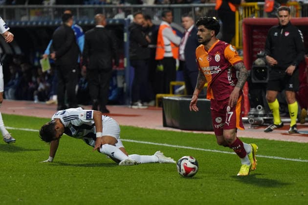 ISTANBUL, TURKEY - MAY 17: Irfan Can Kahveci (L) of Kasimpasa and Eren Elmali (R) of Galatasaray during the Trendyol Turkish Süper League match between Kasimpasa SK and Galatasaray SK at Recep Tayyip Erdogan Stadium on May 17, 2026 in Istanbul, Turkey. (Photo by Seskimphoto ) Kasimpasa v Galatasaray -- Turkish Super League 