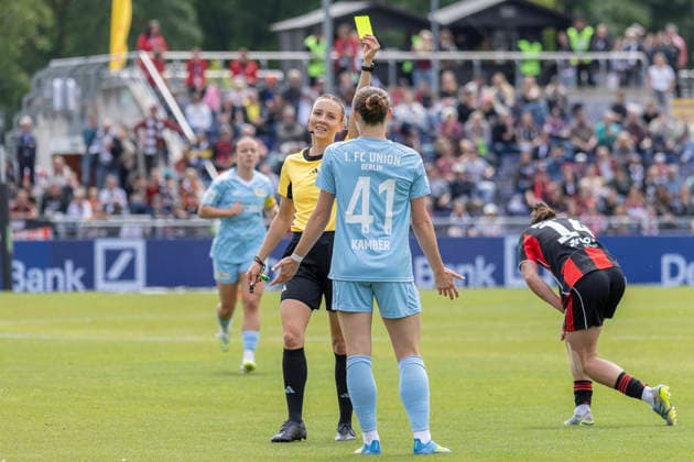 Google Pixel Womens Bundesliga Eintracht Frankfurt 1 FC Union Berlin, 17 05 2026 Fabienne Michel Referee gives Lia Kamber 1 FC Union Berlin 41 the yellow card, Eintracht Frankfurt 1 FC Union Berlin, Frankfurt, Stadion am Brentanobad, 17 5 2026 Copyright: xBEAUTIFULxSPORTS Gawlikx