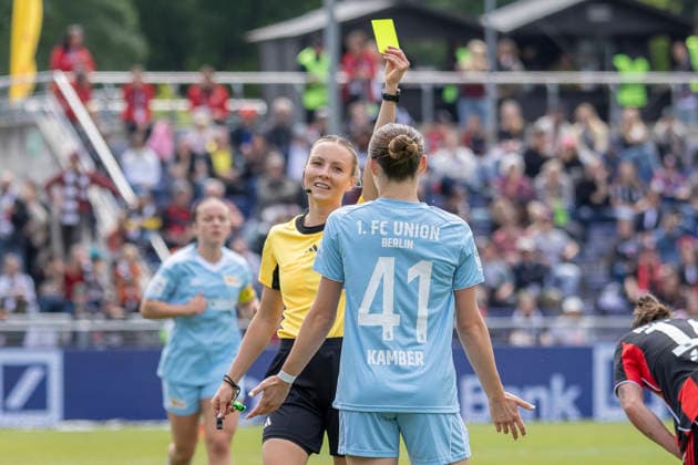 Google Pixel Womens Bundesliga Eintracht Frankfurt 1 FC Union Berlin, 17 05 2026 Fabienne Michel Referee gives Lia Kamber 1 FC Union Berlin 41 the yellow card, Eintracht Frankfurt 1 FC Union Berlin, Frankfurt, Stadion am Brentanobad, 17 5 2026 Copyright: xBEAUTIFULxSPORTS Gawlikx