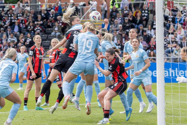 Google Pixel Womens Bundesliga Eintracht Frankfurt 1 FC Union Berlin, 17 05 2026 Amanda Ilestedt Eintracht Frankfurt 13 Samantha Steuerwald 1 FC Union Berlin 19 in a header duel after a corner kick, Eintracht Frankfurt 1 FC Union Berlin, Frankfurt, Stadion am Brentanobad, 17 5 2026 Copyright: xBEAUTIFULxSPORTS Gawlikx