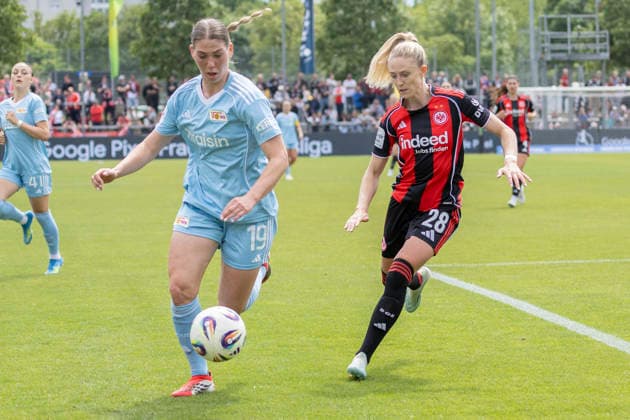 Google Pixel Womens Bundesliga Eintracht Frankfurt 1 FC Union Berlin, 17 05 2026 Samantha Steuerwald 1 FC Union Berlin 19 Rebecka Blomqvist Eintracht Frankfurt 28 fighting for the ball, Eintracht Frankfurt 1 FC Union Berlin, Frankfurt, Stadion am Brentanobad, 17 5 2026 Copyright: xBEAUTIFULxSPORTS Gawlikx