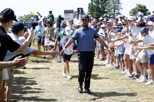 Golf 2026 PGA, Golf Herren Championship - Round 4 Xander Schauffele of the USA greets fans as he makes his way to the fourth tee during the 2026 PGA Championship at Aronimink Golf Club in Newtown Square, Pennsylvania, USA, 17 May 2026. Newtown Square New York United States  Copyright: xSTEVExFALKx