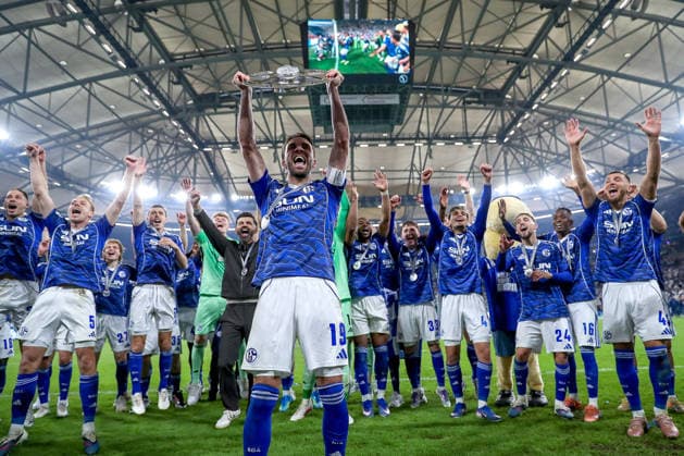 17 05 2026, Fußball, FC Schalke 04 Eintracht Braunschweig, 34 Spieltag, 2 Fußball Bundesliga, Veltins Arena Gelsenkirchen, Saison 2025 2026 Schalke 04 is champion of the 2 Bundesliga The team wins the championship and stands cheering on the pitch Joy and emotions after the victory Kenan Karaman Schalke04 19 with the championship trophy in front of the main stand DFB regulations prohibit any use of photographs as image sequences and or quasi video Nordrhein Westfalen Germany