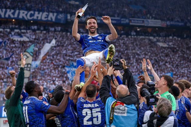 17 05 2026, Football, FC Schalke 04 Eintracht Braunschweig, Matchday 34, Bundesliga 2, Veltins Arena Gelsenkirchen, Season 2025 2026 Schalke 04 is champion of the 2 Bundesliga The team wins the championship and stands cheering on the pitch Joy and emotions after the victory The team celebrates Kenan Karaman Schalke04 19 with the Trophy Player of the Season Karaman is thrown into the air with okal award Player of the Season in his hand DFB regulations prohibit any use of photographs as image sequences and or quasi video North Rhine-Westphalia Germany