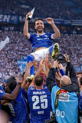 17 05 2026, Football, FC Schalke 04 Eintracht Braunschweig, Matchday 34, Bundesliga 2, Veltins Arena Gelsenkirchen, Season 2025 2026 Schalke 04 is champion of the 2 Bundesliga The team wins the championship and stands cheering on the pitch Joy and emotions after the victory The team celebrates Kenan Karaman Schalke04 19 with the Trophy Player of the Season Karaman is thrown into the air with okal award Player of the Season in his hand DFB regulations prohibit any use of photographs as image sequences and or quasi video North Rhine-Westphalia Germany