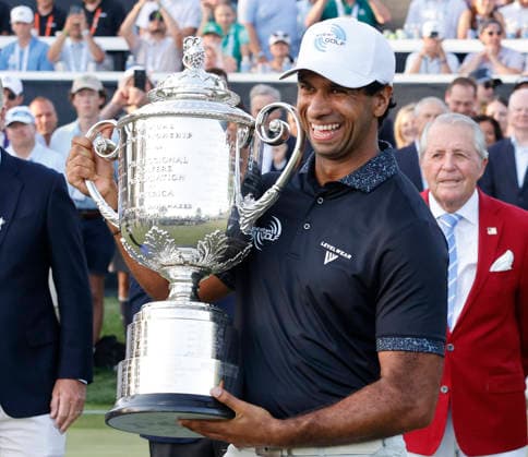 Aaron Rai of England holds the Wanamaker Trophy after winning the 2026 PGA, Golf Herren Championship at Aronimink Golf Club in Newtown Square, Pennsylvania, on Sunday, May 17, 2026. Rai won with an 9-under-par score of 271.  PHI20260517905 LAURENCExKESTERSON